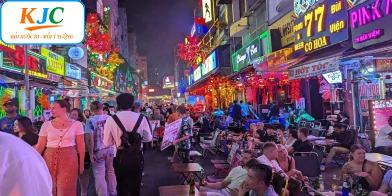 Hoạt động 1000 phần quà tặng tại phố đi bộ Bùi Viện, TP.HCM có dấu ấn gì?